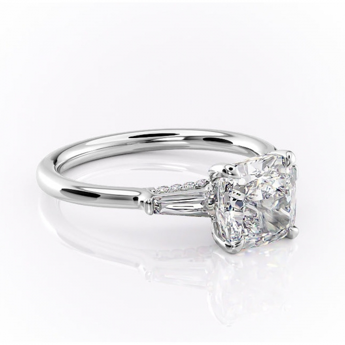 Inel de logodnă Ysella din aur Alb 14kt cu moissanite tăietură pernă – Montură cu trei pietre rafinată pentru profil înalt | Personalizează și configurează gratuit online [1]