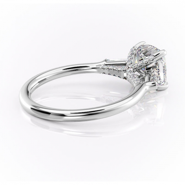 Inel de logodnă Ysella din aur Alb 14kt cu moissanite tăietură pernă – Montură cu trei pietre rafinată pentru profil înalt | Personalizează și configurează gratuit online [3]