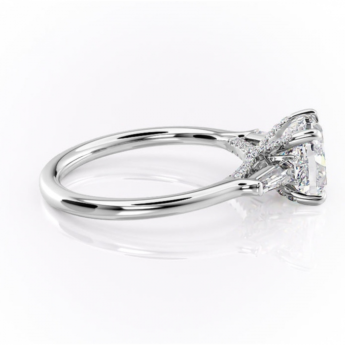 Inel de logodnă Ysella din aur Alb 14kt cu moissanite tăietură pernă – Montură cu trei pietre rafinată pentru profil înalt | Personalizează și configurează gratuit online [2]