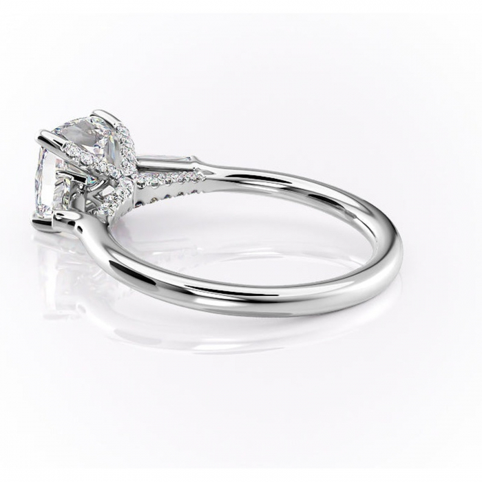 Inel de logodnă Ysella din aur Alb 14kt cu moissanite tăietură pernă – Montură cu trei pietre rafinată pentru profil înalt | Personalizează și configurează gratuit online [5]