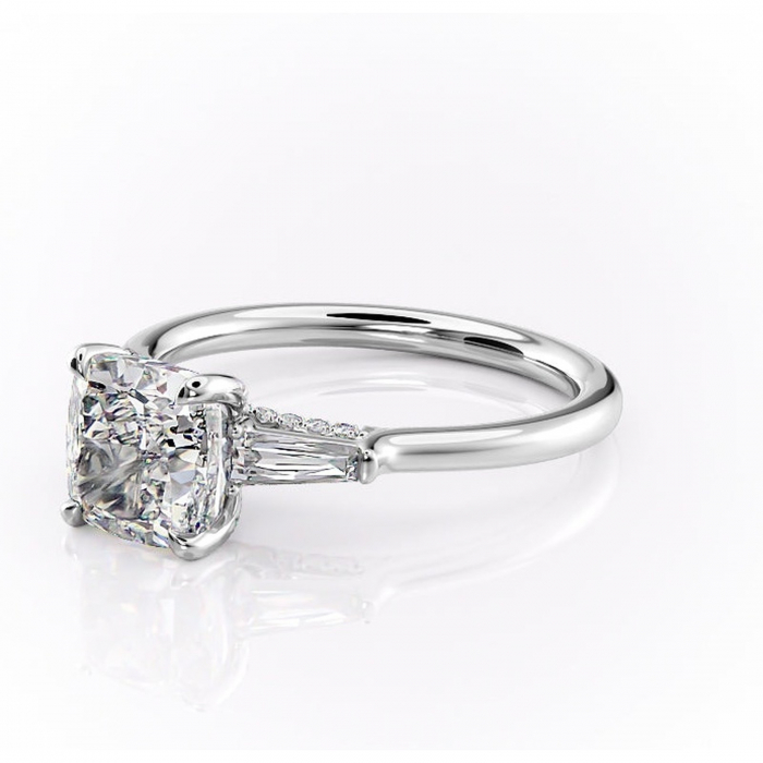 Inel de logodnă Ysella din aur Alb 14kt cu moissanite tăietură pernă – Montură cu trei pietre rafinată pentru profil înalt | Personalizează și configurează gratuit online [7]