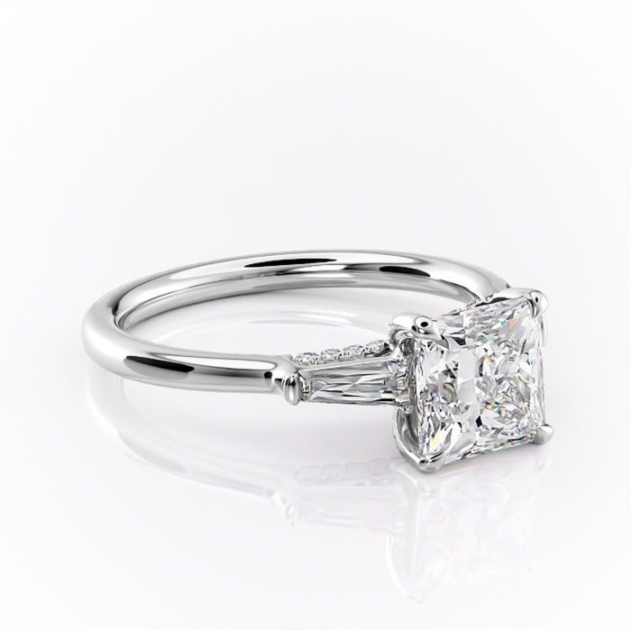 Inel de logodnă Ysella din aur Alb 14kt cu moissanite tăietură princess – Montură cu trei pietre rafinată pentru profil înalt | Personalizează și configurează gratuit online [1]