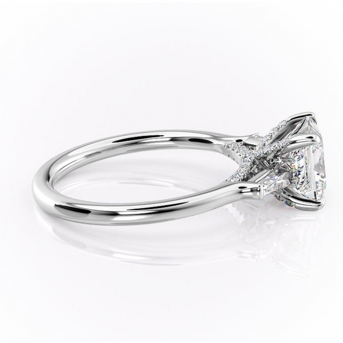 Inel de logodnă Ysella din aur Alb 14kt cu moissanite tăietură princess – Montură cu trei pietre rafinată pentru profil înalt | Personalizează și configurează gratuit online [2]