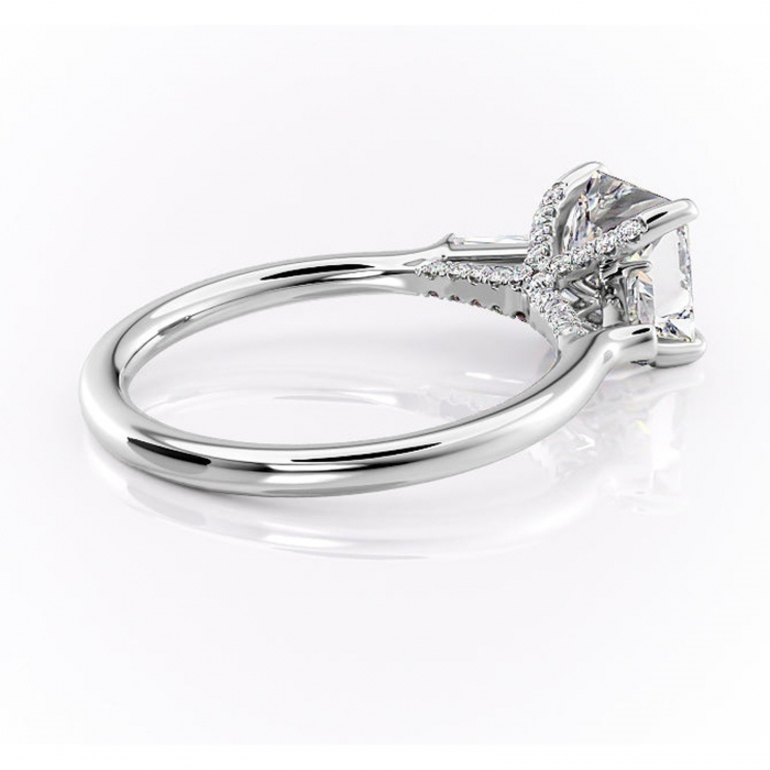 Inel de logodnă Ysella din aur Alb 14kt cu moissanite tăietură princess – Montură cu trei pietre rafinată pentru profil înalt | Personalizează și configurează gratuit online [3]