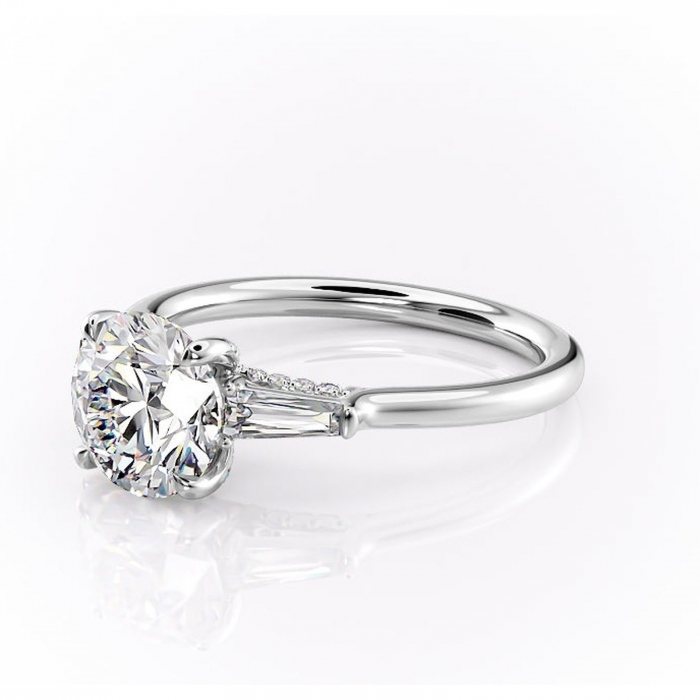 Inel de logodnă Ysella din aur Alb 14kt cu moissanite tăietură rotundă – Montură cu trei pietre rafinată pentru profil înalt | Personalizează și configurează gratuit online [7]