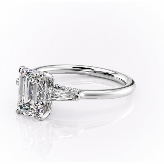 Inel de logodnă Ysella din aur Alb 14kt cu moissanite tăietură smarald – Montură cu trei pietre rafinată pentru profil înalt | Personalizează și configurează gratuit online [7]