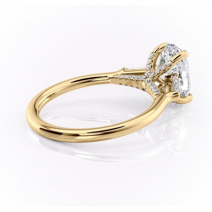 Inel de logodnă Ysella din aur Galben 14kt cu moissanite tăietură ovală – Montură cu trei pietre rafinată pentru profil înalt | Personalizează și configurează gratuit online [3]