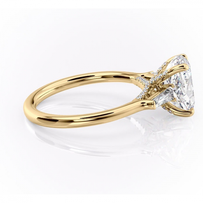 Inel de logodnă Ysella din aur Galben 14kt cu moissanite tăietură ovală – Montură cu trei pietre rafinată pentru profil înalt | Personalizează și configurează gratuit online [2]