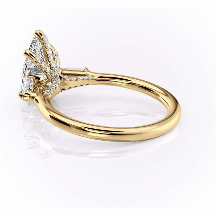 Inel de logodnă Ysella din aur Galben 14kt cu moissanite tăietură pară – Montură cu trei pietre rafinată pentru profil înalt | Personalizează și configurează gratuit online [5]