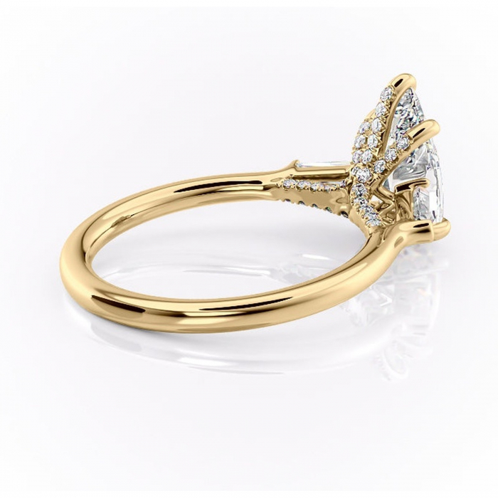 Inel de logodnă Ysella din aur Galben 14kt cu moissanite tăietură pară – Montură cu trei pietre rafinată pentru profil înalt | Personalizează și configurează gratuit online [3]