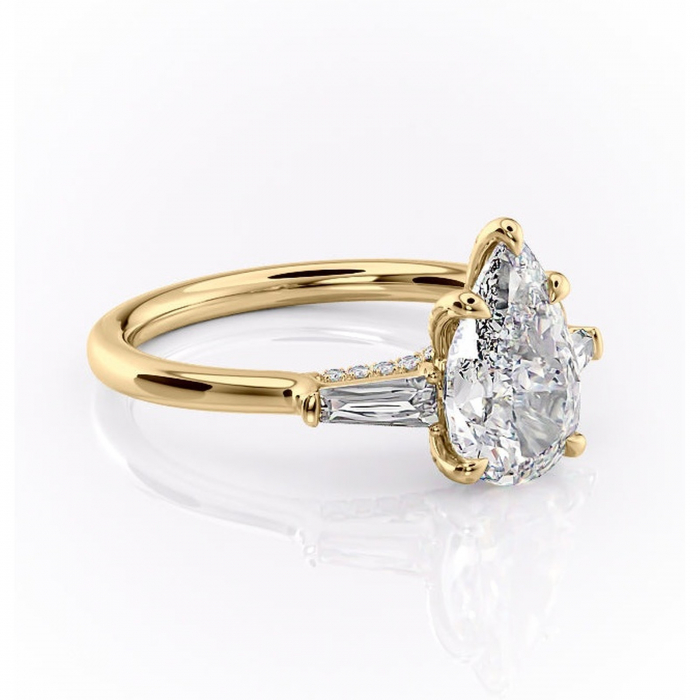 Inel de logodnă Ysella din aur Galben 14kt cu moissanite tăietură pară – Montură cu trei pietre rafinată pentru profil înalt | Personalizează și configurează gratuit online [1]