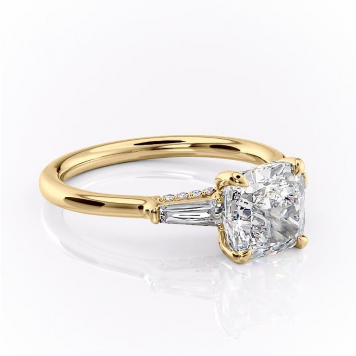 Inel de logodnă Ysella din aur Galben 14kt cu moissanite tăietură pernă – Montură cu trei pietre rafinată pentru profil înalt | Personalizează și configurează gratuit online [1]
