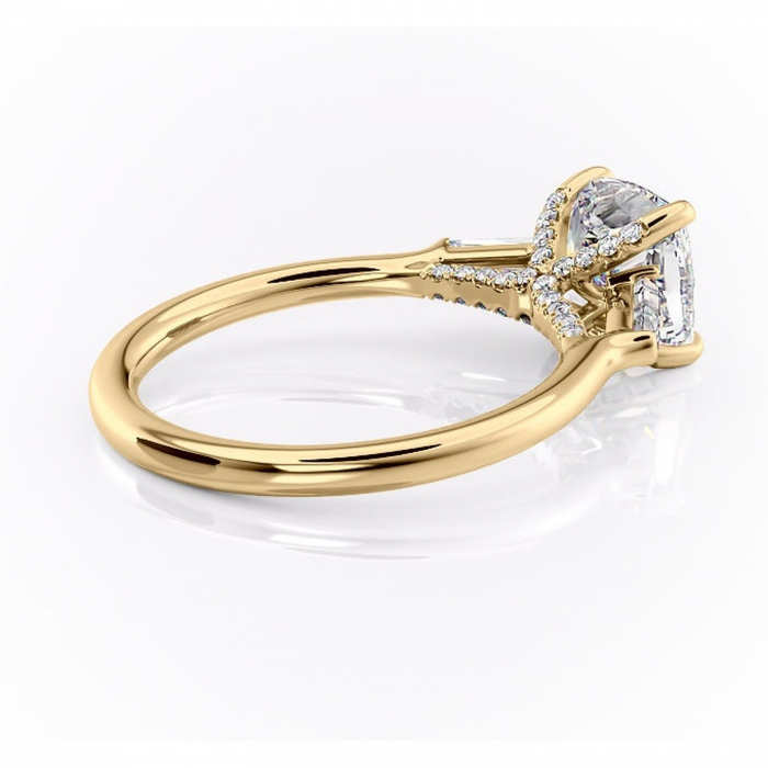 Inel de logodnă Ysella din aur Galben 14kt cu moissanite tăietură pernă – Montură cu trei pietre rafinată pentru profil înalt | Personalizează și configurează gratuit online [3]