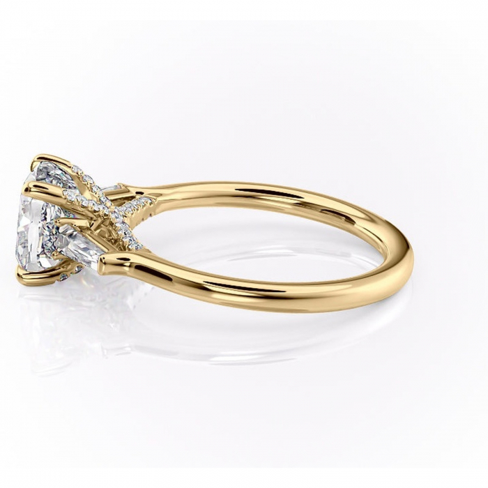 Inel de logodnă Ysella din aur Galben 14kt cu moissanite tăietură pernă – Montură cu trei pietre rafinată pentru profil înalt | Personalizează și configurează gratuit online [6]