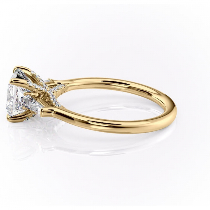 Inel de logodnă Ysella din aur Galben 14kt cu moissanite tăietură princess – Montură cu trei pietre rafinată pentru profil înalt | Personalizează și configurează gratuit online [6]