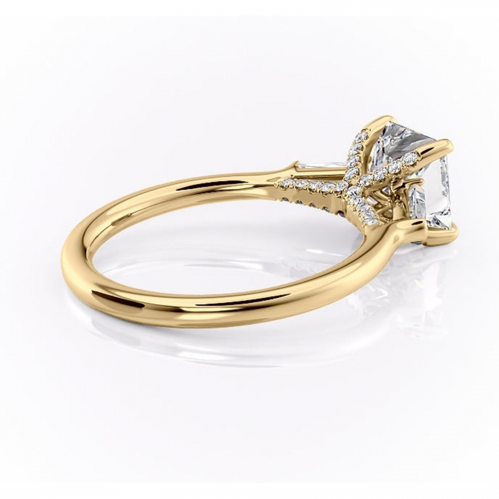 Inel de logodnă Ysella din aur Galben 14kt cu moissanite tăietură princess – Montură cu trei pietre rafinată pentru profil înalt | Personalizează și configurează gratuit online [3]