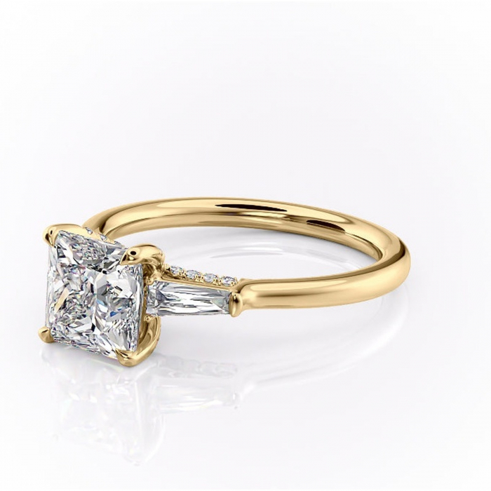 Inel de logodnă Ysella din aur Galben 14kt cu moissanite tăietură princess – Montură cu trei pietre rafinată pentru profil înalt | Personalizează și configurează gratuit online [7]