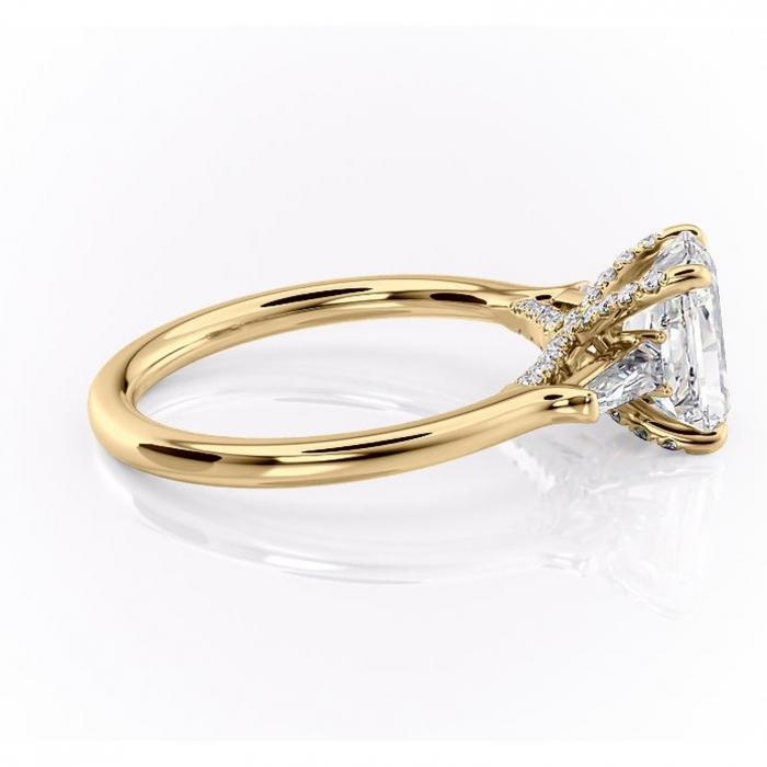 Inel de logodnă Ysella din aur Galben 18kt cu moissanite tăietură radiantă – Montură cu trei pietre rafinată pentru profil înalt | Personalizează și configurează gratuit online [2]