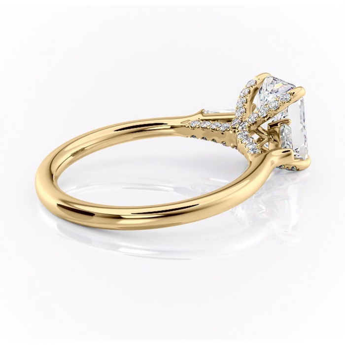 Inel de logodnă Ysella din aur Galben 18kt cu moissanite tăietură radiantă – Montură cu trei pietre rafinată pentru profil înalt | Personalizează și configurează gratuit online [3]