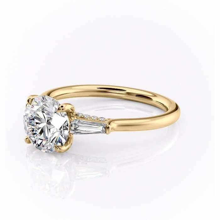 Inel de logodnă Ysella din aur Galben 14kt cu moissanite tăietură rotundă – Montură cu trei pietre rafinată pentru profil înalt | Personalizează și configurează gratuit online [7]