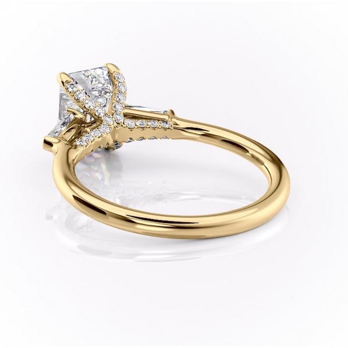 Inel de logodnă Ysella din aur Galben 14kt cu moissanite tăietură smarald – Montură cu trei pietre rafinată pentru profil înalt | Personalizează și configurează gratuit online [4]