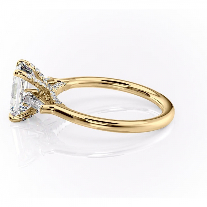Inel de logodnă Ysella din aur Galben 14kt cu moissanite tăietură smarald – Montură cu trei pietre rafinată pentru profil înalt | Personalizează și configurează gratuit online [6]