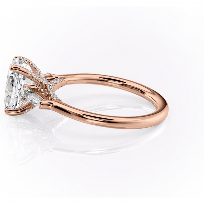 Inel de logodnă Ysella din aur Rose 14kt cu moissanite tăietură ovală – Montură cu trei pietre rafinată pentru profil înalt | Personalizează și configurează gratuit online [6]
