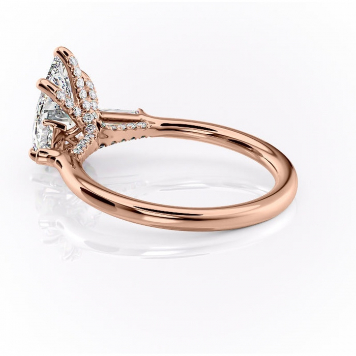 Inel de logodnă Ysella din aur Rose 18kt cu moissanite tăietură pară – Montură cu trei pietre rafinată pentru profil înalt | Personalizează și configurează gratuit online [5]