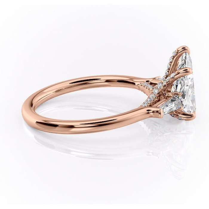 Inel de logodnă Ysella din aur Rose 18kt cu moissanite tăietură pară – Montură cu trei pietre rafinată pentru profil înalt | Personalizează și configurează gratuit online [2]