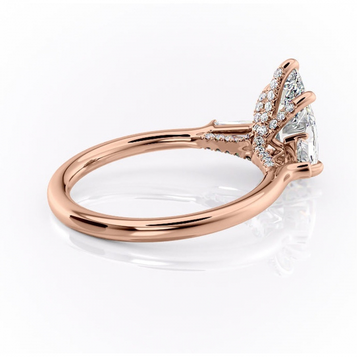 Inel de logodnă Ysella din aur Rose 18kt cu moissanite tăietură pară – Montură cu trei pietre rafinată pentru profil înalt | Personalizează și configurează gratuit online [3]