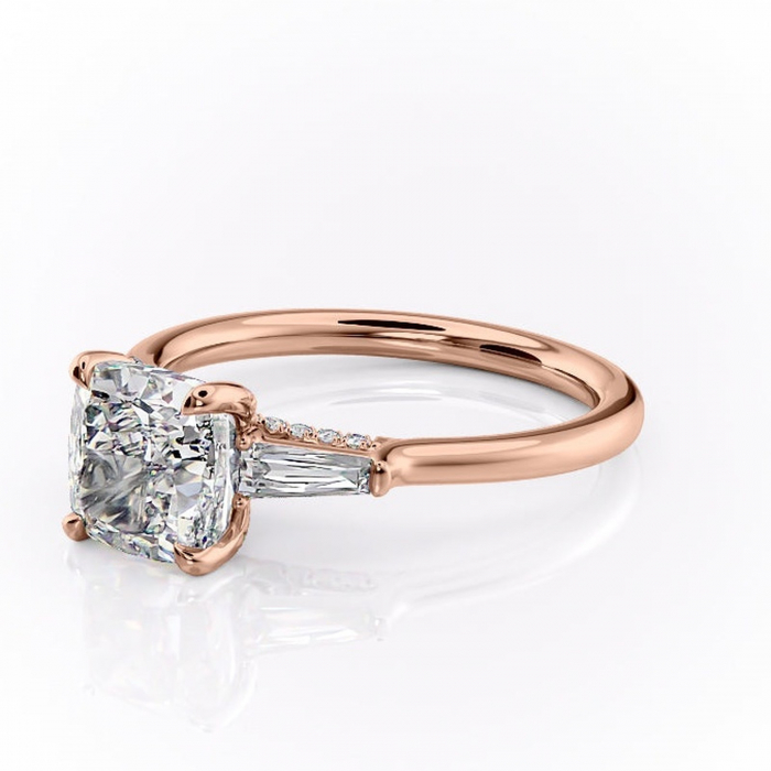 Inel de logodnă Ysella din aur Rose 14kt cu moissanite tăietură pernă – Montură cu trei pietre rafinată pentru profil înalt | Personalizează și configurează gratuit online [7]
