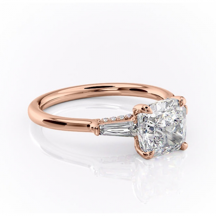 Inel de logodnă Ysella din aur Rose 14kt cu moissanite tăietură pernă – Montură cu trei pietre rafinată pentru profil înalt | Personalizează și configurează gratuit online [1]