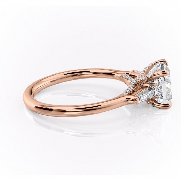 Inel de logodnă Ysella din aur Rose 14kt cu moissanite tăietură pernă – Montură cu trei pietre rafinată pentru profil înalt | Personalizează și configurează gratuit online [2]