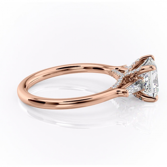Inel de logodnă Ysella din aur Rose 14kt cu moissanite tăietură princess – Montură cu trei pietre rafinată pentru profil înalt | Personalizează și configurează gratuit online [2]