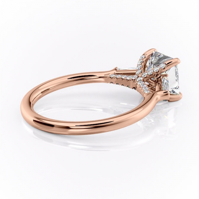 Inel de logodnă Ysella din aur Rose 14kt cu moissanite tăietură princess – Montură cu trei pietre rafinată pentru profil înalt | Personalizează și configurează gratuit online [3]