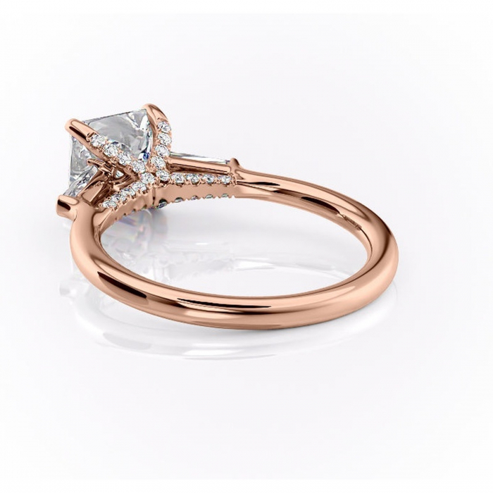 Inel de logodnă Ysella din aur Rose 14kt cu moissanite tăietură princess – Montură cu trei pietre rafinată pentru profil înalt | Personalizează și configurează gratuit online [4]