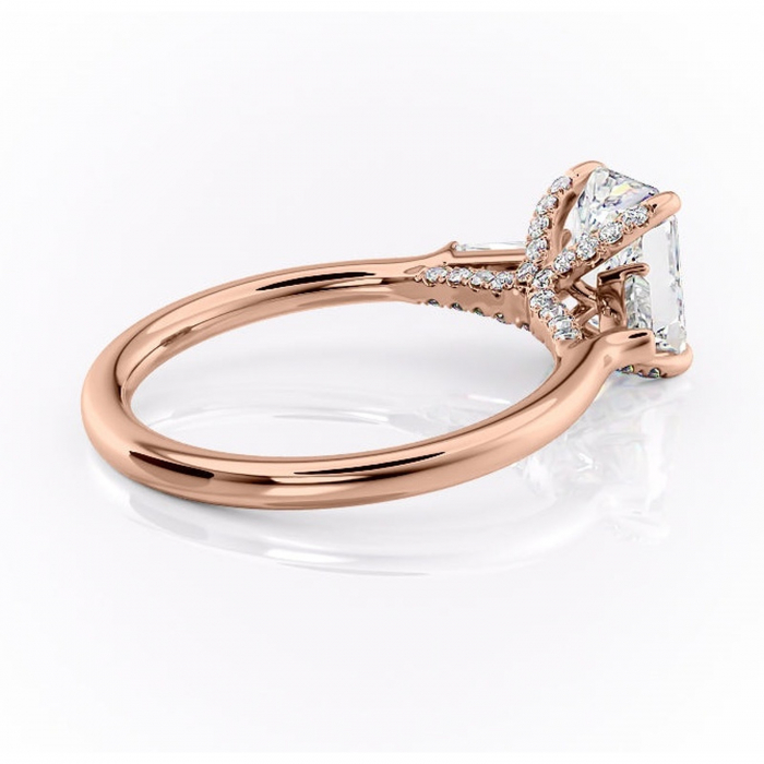 Inel de logodnă Ysella din aur Rose 14kt cu moissanite tăietură radiantă – Montură cu trei pietre rafinată pentru profil înalt | Personalizează și configurează gratuit online [3]