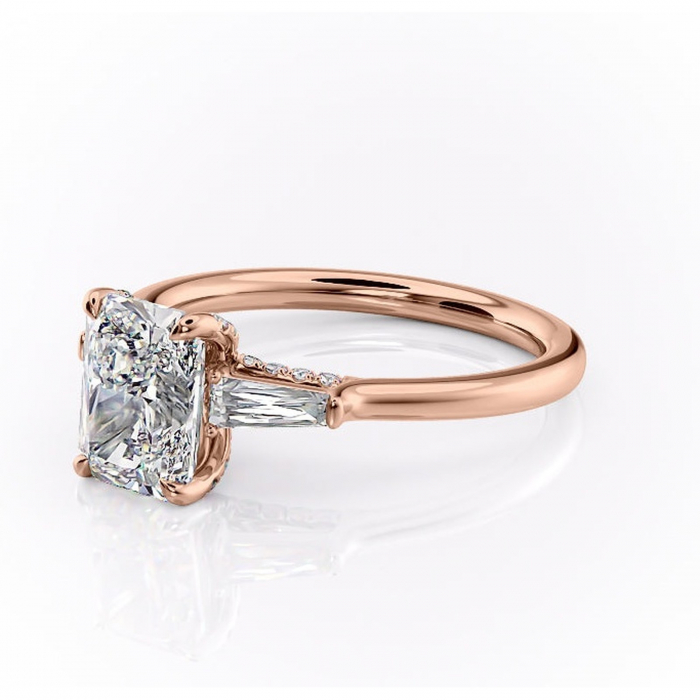 Inel de logodnă Ysella din aur Rose 14kt cu moissanite tăietură radiantă – Montură cu trei pietre rafinată pentru profil înalt | Personalizează și configurează gratuit online [7]