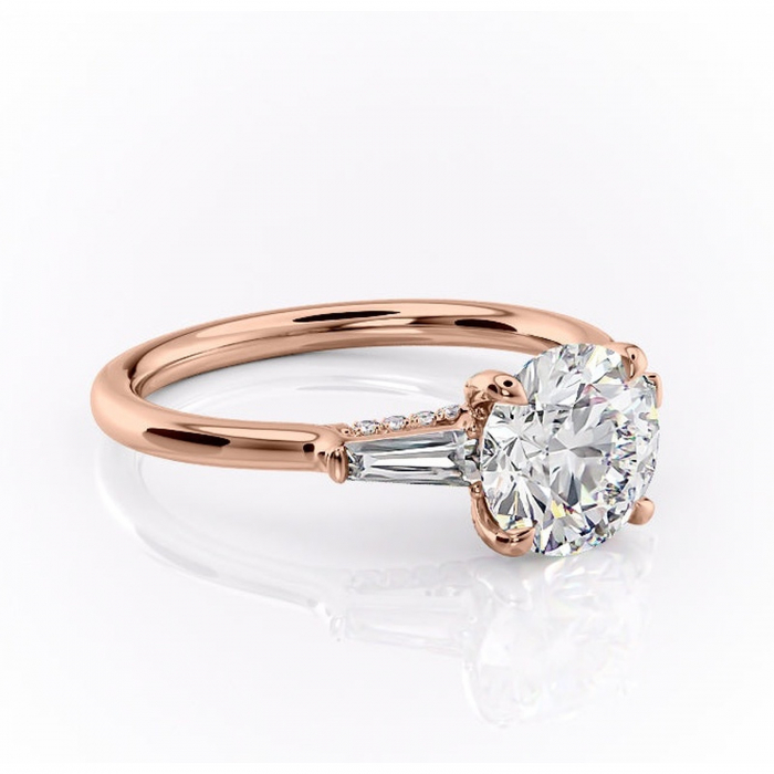 Inel de logodnă Ysella din aur Rose 14kt cu moissanite tăietură rotundă – Montură cu trei pietre rafinată pentru profil înalt | Personalizează și configurează gratuit online [1]