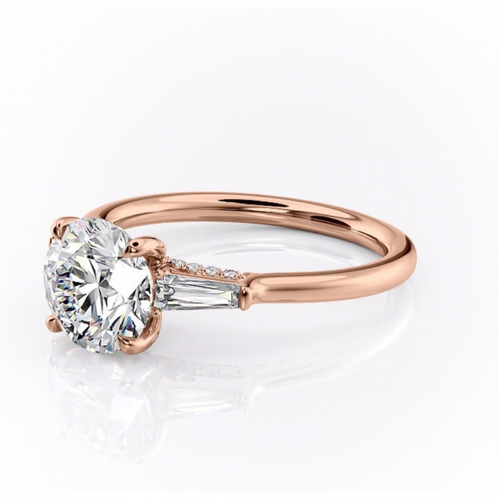 Inel de logodnă Ysella din aur Rose 14kt cu moissanite tăietură rotundă – Montură cu trei pietre rafinată pentru profil înalt | Personalizează și configurează gratuit online [7]