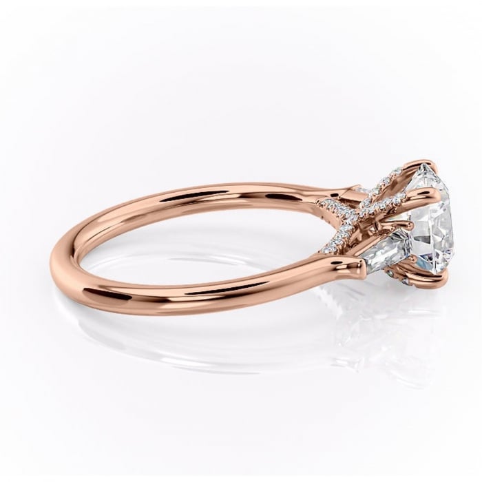 Inel de logodnă Ysella din aur Rose 14kt cu moissanite tăietură rotundă – Montură cu trei pietre rafinată pentru profil înalt | Personalizează și configurează gratuit online [2]