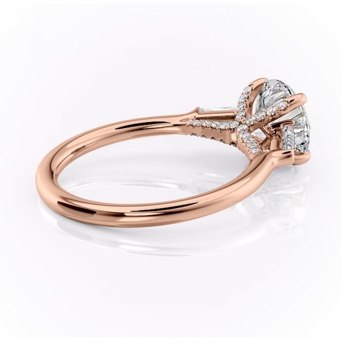 Inel de logodnă Ysella din aur Rose 14kt cu moissanite tăietură rotundă – Montură cu trei pietre rafinată pentru profil înalt | Personalizează și configurează gratuit online [3]