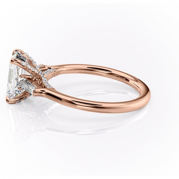 Inel de logodnă Ysella din aur Rose 18kt cu moissanite tăietură smarald – Montură cu trei pietre rafinată pentru profil înalt | Personalizează și configurează gratuit online [6]