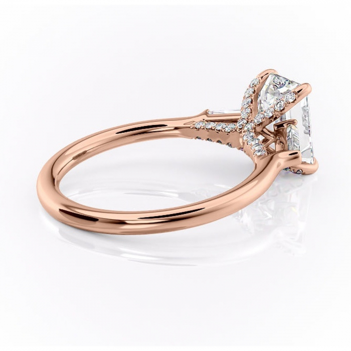 Inel de logodnă Ysella din aur Rose 18kt cu moissanite tăietură smarald – Montură cu trei pietre rafinată pentru profil înalt | Personalizează și configurează gratuit online [3]