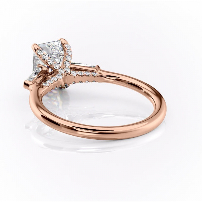 Inel de logodnă Ysella din aur Rose 18kt cu moissanite tăietură smarald – Montură cu trei pietre rafinată pentru profil înalt | Personalizează și configurează gratuit online [4]