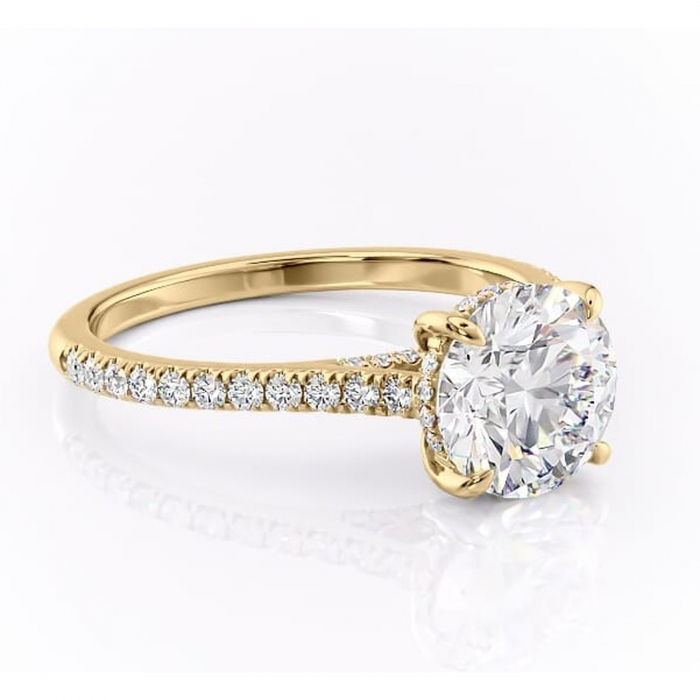 Inel de logodnă Zella din aur Galben 14kt cu moissanite tăietură rotundă – Montură pavé rafinată pentru profil înalt | Personalizează și configurează gratuit online [1]