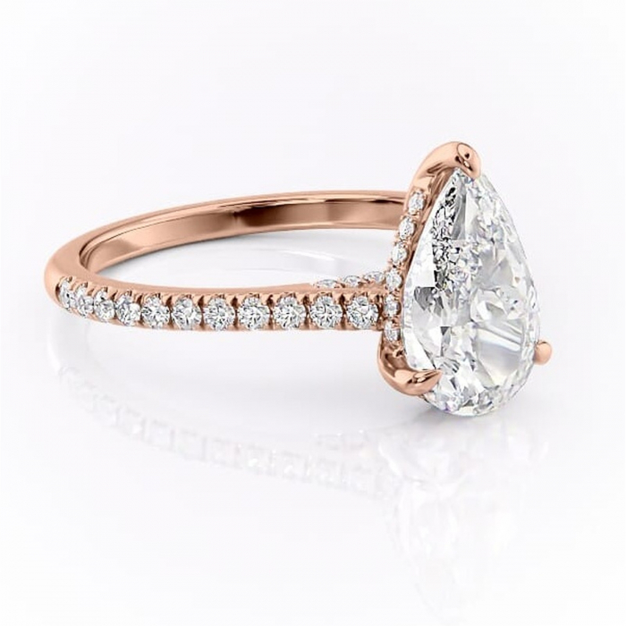 Inel de logodnă Zella din aur Rose 18kt cu moissanite tăietură pară – Montură pavé rafinată pentru profil înalt | Personalizează și configurează gratuit online [1]