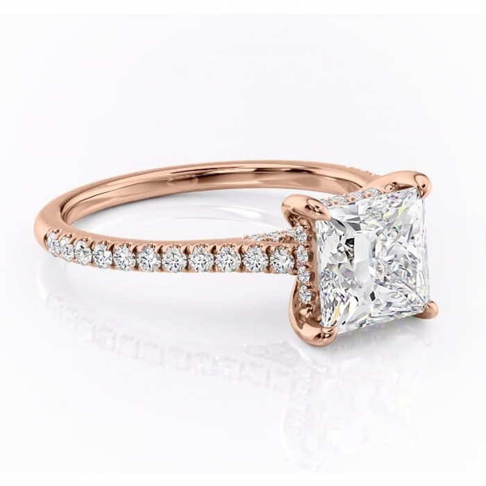 Inel de logodnă Zella din aur Rose 14kt cu moissanite tăietură princess – Montură pavé rafinată pentru profil înalt | Personalizează și configurează gratuit online [1]