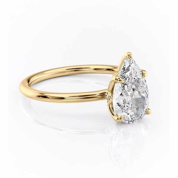 Inel de logodnă Zephyra din aur Galben 14kt cu moissanite tăietură pară – Solitar rafinată pentru profil înalt | Personalizează și configurează gratuit online [1]
