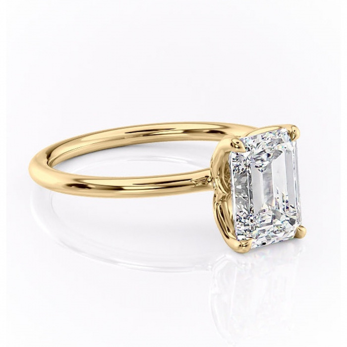 Inel de logodnă Zephyra din aur Galben 14kt cu moissanite tăietură smarald – Solitar rafinată pentru profil înalt | Personalizează și configurează gratuit online [1]